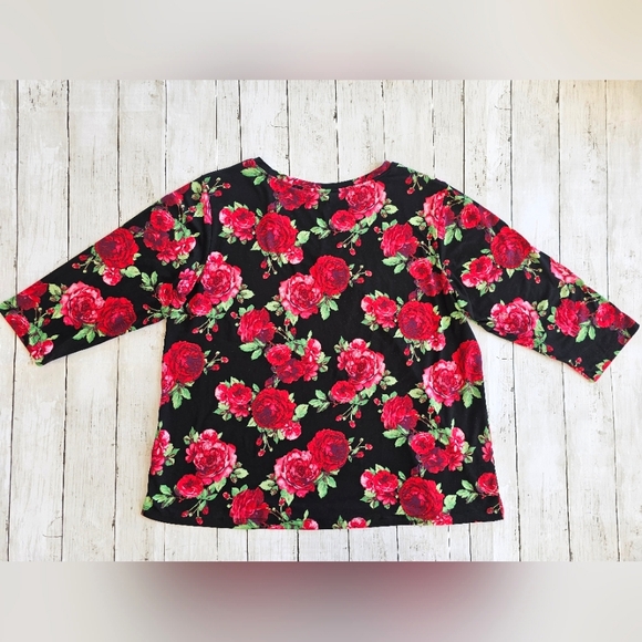 Pioneer Woman Half Sleeve Butter Soft Black, Green & Red Rose Floral Vneck Top - Picture 4 of 10